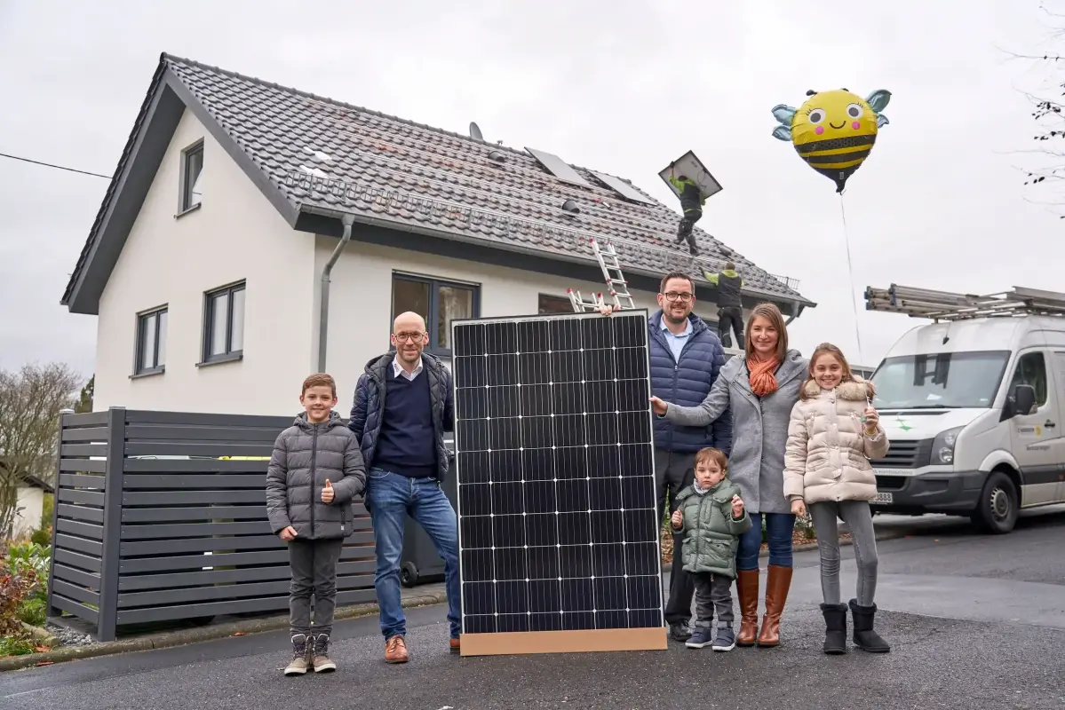 Gewinnübergabe eines Solar-Daches an eine Familie in Ransbach-Baumbach