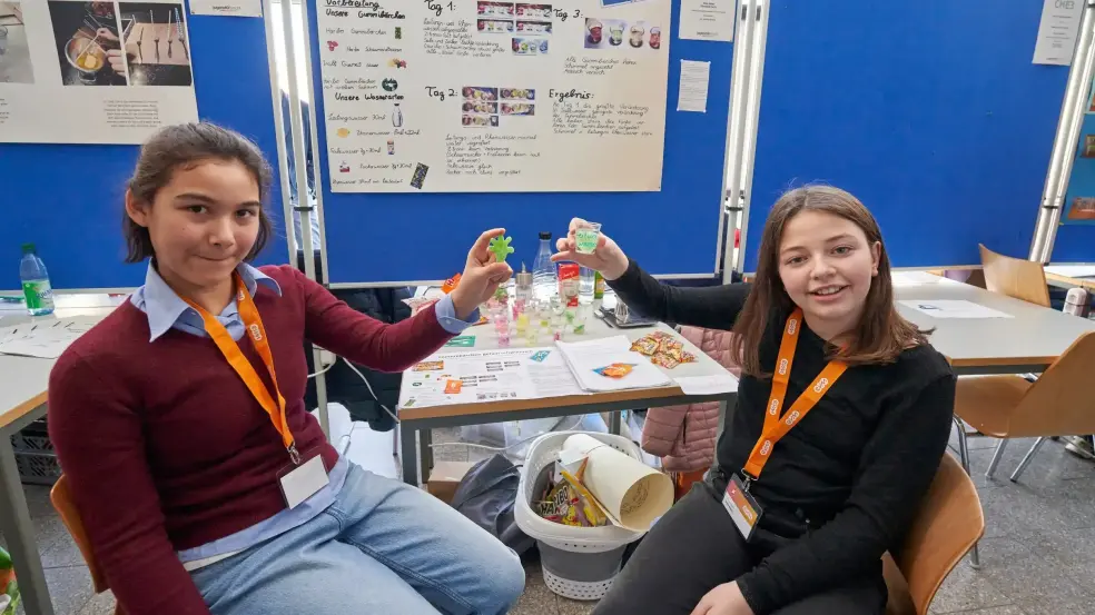 Elisabeth Sachs und Nele Maier untersuchen Gummibärchen
