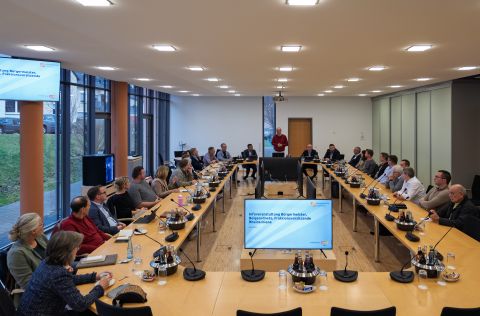 Infotermin Stromnetzübernahme Die Vertreter der evm-Gruppe und der kommunalen Vertreter der Rheinschiene besprechen sich beim Infotermin über die bevorstehende Stromnetzübernahme in einem Konferenzraum.