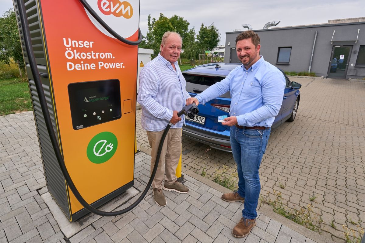 Neue evm Ladesäule Polch - Baeckerei Hoefer Zwei Männer stehen an einer evm Ladesäule und laden ein Auto