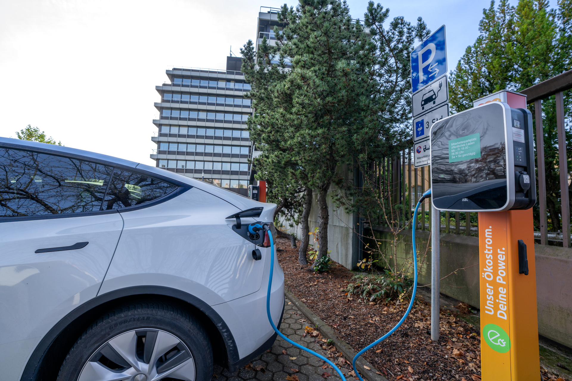 Ladestation KOS-2 Ein weißes Elektroauto bezieht Ökostrom an den Ladestation KOS-2 vor dem evm-Gebäude in der Schützenstraße in Koblenz.