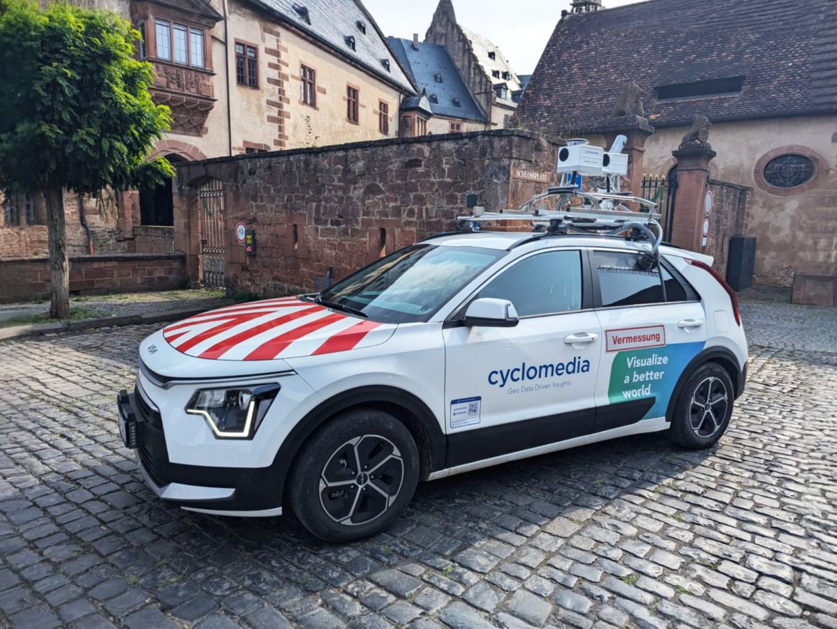 Ein Auto das mit einer Kamera ausgestattet ist, steht auf einem Platz. Aufschrift auf dem Auto "cyclomedia".