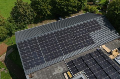 PV-Anlage GS Immendorf für KO-Solar Himmelblick auf eine große Photovoltaikanlage auf dem Dach eines Schulgebäudes.