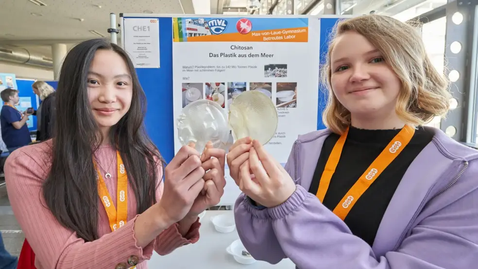 Jugend Forscht Koblenz Minh Anh Vu und Anastasia Held bei Jugend Forscht