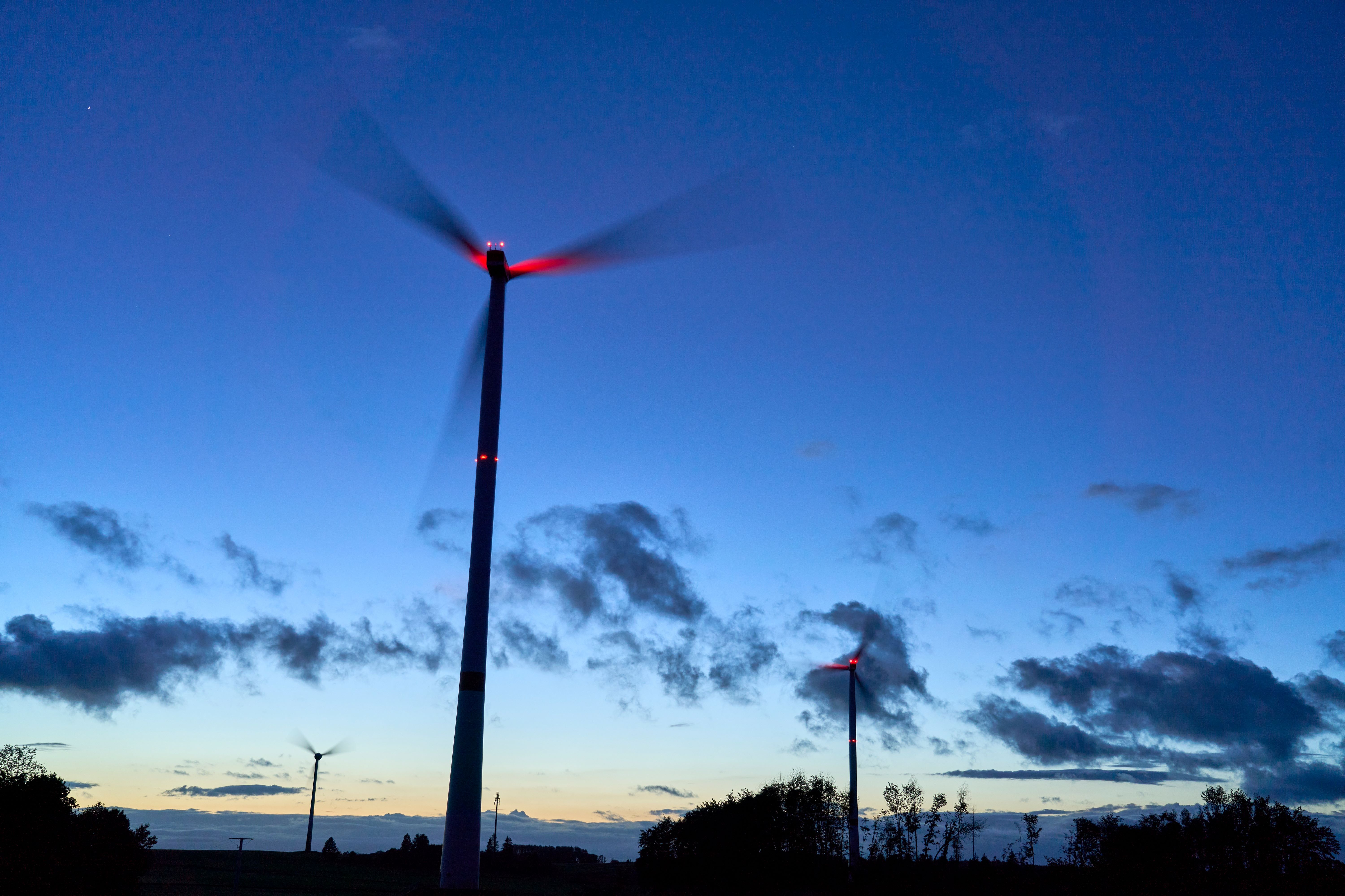 Windräder im Abendhimmel