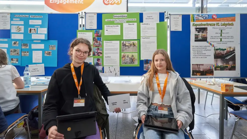 Franziska Dichter und Nora Faltis bei Jugend Forscht