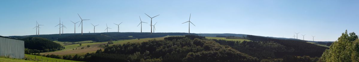 Visualisierung  in einer Panoramaansicht on Windrädern auf einer grünen Landschaft.