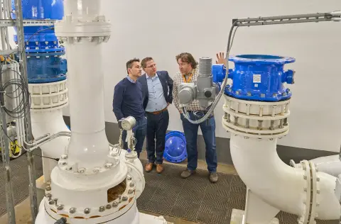 Wasserwerk Koblenz 2 Wasserwerksleiter Wolfang Kochhan führt Oberbürgermeister David Langner und Geschäftsführer der Stadtwerke Lars Hörnig durch das Wasserwerk Oberwerth.