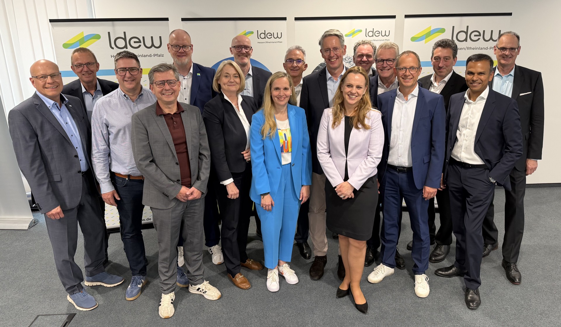 Mehrere Personen aus dem Vorstand des LDEW stehen bei einer Mitgliederversammlung vor LDEW-Rollups für ein Gruppenfoto; Mithun Basu ist als zweiter von rechts Teil der Gruppe.