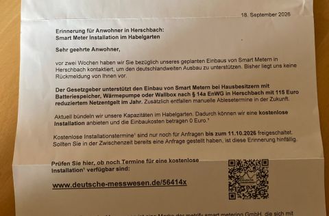 Werbeschreiben Ein Werbeschreiben der DMG Deutsche Messwesen liegt auf einem Tisch. In dem Schreiben werden Anwohner in Herschbach zur Installation eines Smart Meters aufgefordert. Hervorgehoben werden eine angeblich kostenlose Installation, ein reduziertes Netzentgelt sowie ein QR‑Code und ein Link zur Terminbuchung. Das Anschreiben steht im Mittelpunkt der Diskussion um die Verunsicherung von Bürgerinnen und Bürgern durch Smart‑Meter‑Werbung.