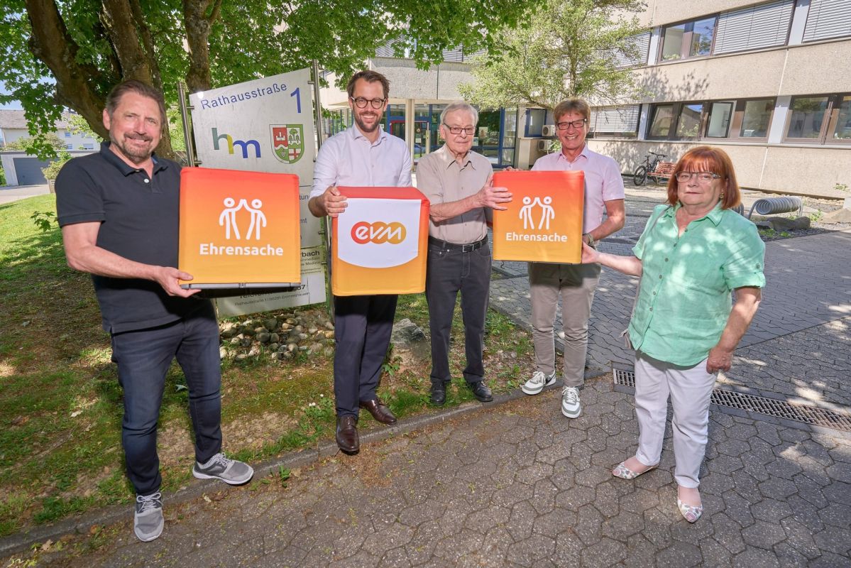 evm-Ehrensache Hunsrück-Mittelrhein Berthold Nick (evm) übergibt die „evm‑Ehrensache“-Spende gemeinsam mit Bürgermeister Peter Unkel an Vertreter der Tafel‑Ausgabestellen Emmelshausen und Oberwesel.