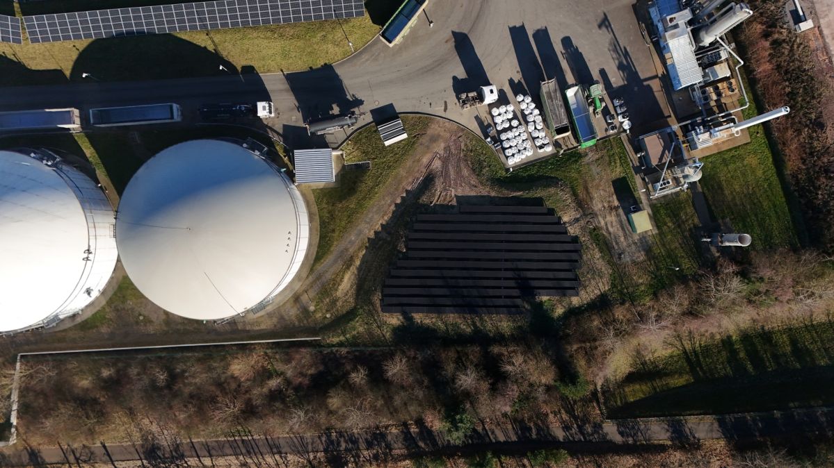 Solaranlage Biogasanlage Hellerwald Draufsicht auf die erweiterte Solaranlage an der Biogasanlage in Boppard, als Beispielprojekt für die Photovoltaik‑Installationen der evm Service im Jahr 2025.