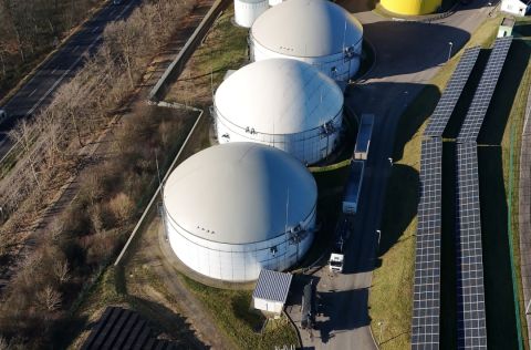 Solaranlage Biogasanlage Hellerwald Luftaufnahme der Biogasanlage in Boppard mit großen Rundbehältern und neu installierten Solarmodulen, die Strom für den Eigenbedarf der Anlage und der Betriebsgebäude erzeugen.