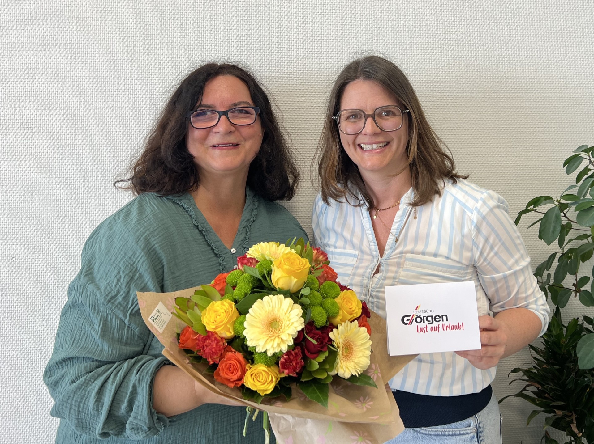 Zwei Frauen lachen in die Kamera