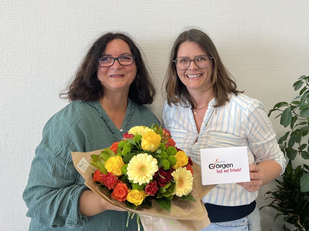 Zwei Frauen lachen in die Kamera