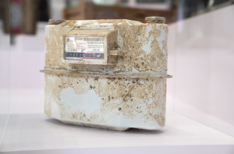 Verschlammter Gaszähler aus dem Ahrtal, ausgestellt im Haus der Geschichte in Bonn als Zeugnis der Flutkatastrophe im Juli 2021 und der Zerstörung der Energieversorgung.