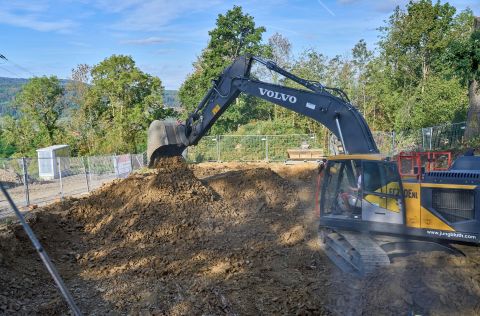 Neubau Hochbehälter „Gneisenau“ Koblenz-Horchheim Ein Kettenbagger bewegt große Mengen Erdreich auf der Baustelle des neuen Hochbehälters Gneisenau auf der Horchheimer Höhe in Koblenz. Mit den Tiefbauarbeiten beginnt die Errichtung des Trinkwasserspeichers, der künftig 1.200 Kubikmeter Wasser fassen soll.