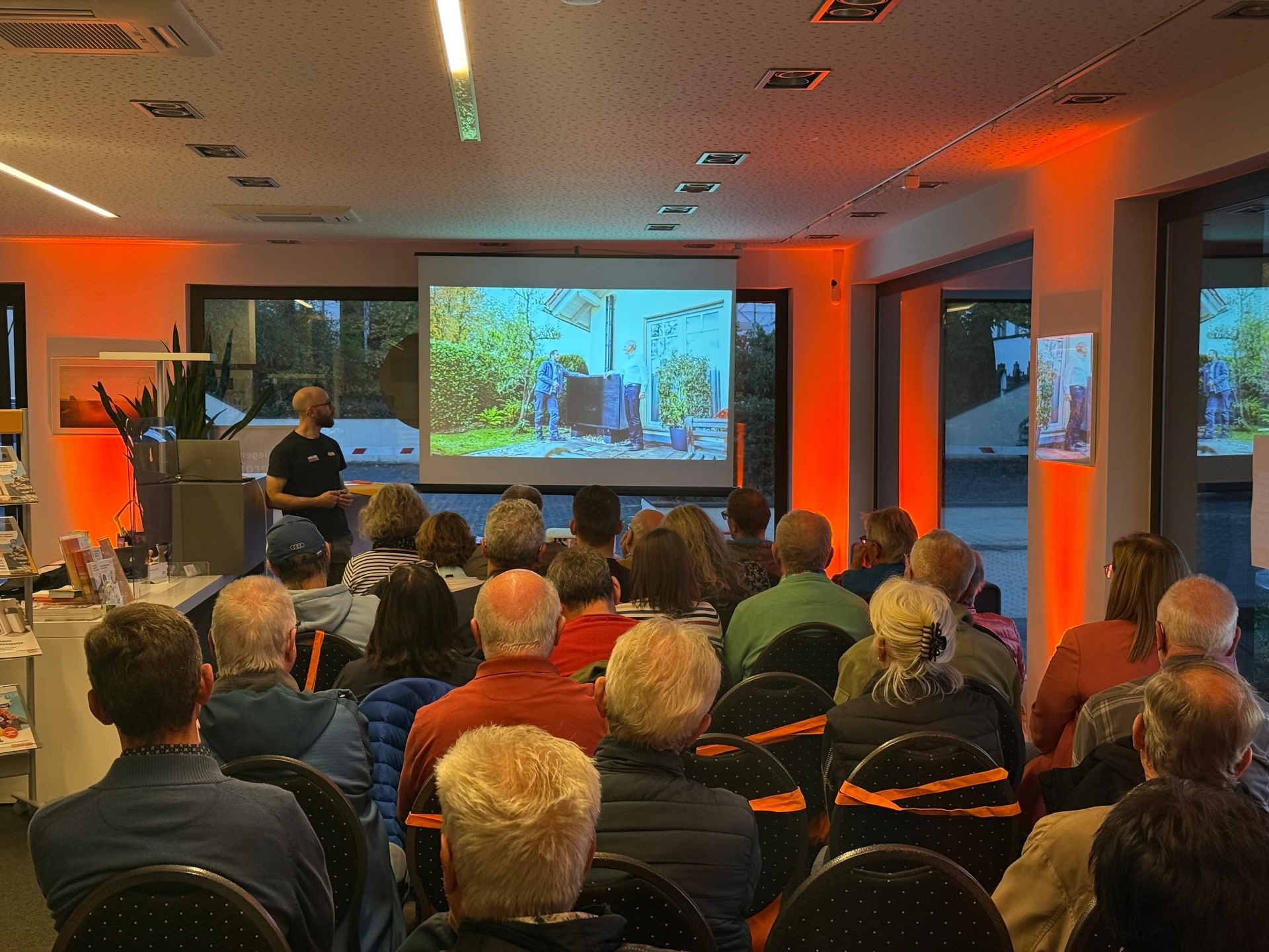 Publikum bei einem Infoabend der evm zur Wärmewende in Mayen, mit Vortrag und Präsentationsfolie in einem Veranstaltungsraum.