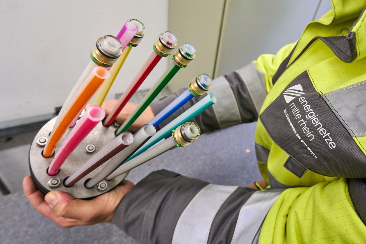 Mehrfarbige Glasfaser-Leerrohre werden im Rahmen des Projekts „Kabel 4.plus“ in Koblenz‑Moselweiß vorbereitet und in bestehende Infrastruktur eingebracht, um die Kommunikationswege im Stromnetz zu modernisieren.