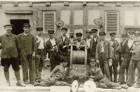 Gruppenfoto von Kabelmonteuren der KEVAG aus dem Jahr 1927, Teil der technischen Belegschaft beim Ausbau der regionalen Stromversorgung. 