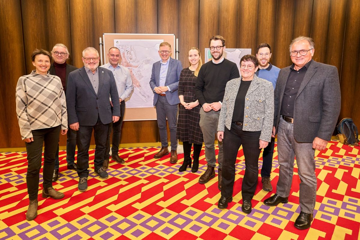 Mehrere Expertinnen und Experten blicken zur Kamera und präsentieren sich nach dem Infoabend, bei dem Bürgerfragen zu Wärmenetzen, Wärmepumpen und Abwärmenutzung beantwortet wurden.