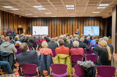 Zahlreiche Besucherinnen und Besucher verfolgen in der Stadthalle eine Präsentation zur kommunalen Wärmeplanung.