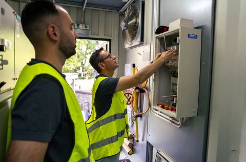 Praktikumstag David Langner David Langner und ein Mitarbeiter der Energienetze Mittelrhein stehen in einem Technikraum vor einem geöffneten Schaltschrank. Beide tragen Warnwesten und betrachten die installierte Steuerungs- und Messtechnik. Die Aufnahme entstand während eines Praxiseinsatzes im Rahmen des Praktikumstags bei der evm-Gruppe.