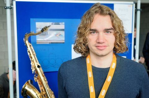 Jugend forscht 2026 - Regionalwettbewerb Koblenz An einem „Jugend forscht“-Stand wird ein Projekt zur Untersuchung gezeigt, wie der Körper eines Saxophons stehende Wellen beeinflusst; neben dem Instrument hängt ein Poster mit Diagrammen und Versuchsbeschreibungen.