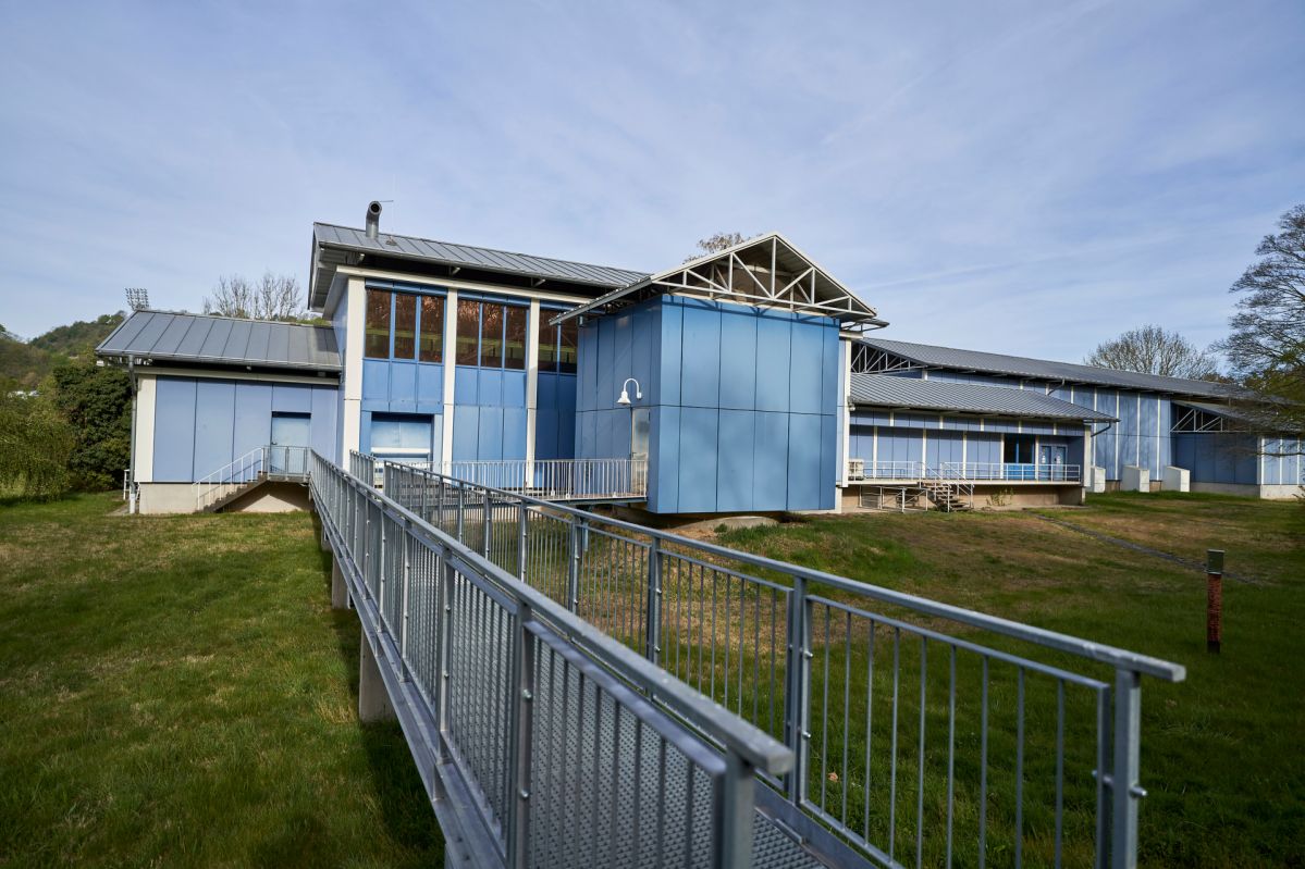 Wasserwerk Oberwerth Das Wasserwerk im Koblenzer Stadtteil Oberwerth mit seinen blau verkleideten Gebäudeteilen und einem Steg im Vordergrund. Hier wird das aus dem Rhein gewonnene Uferfiltrat zu Trinkwasser aufbereitet und für mehr als 150.000 Menschen in der Region bereitgestellt.