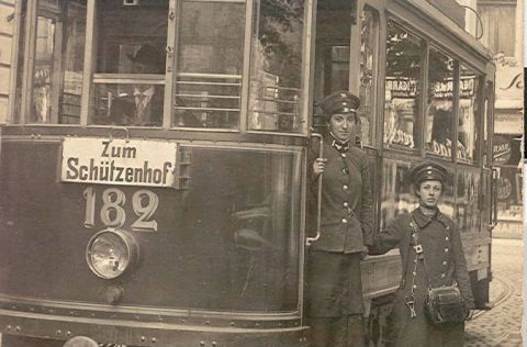 Elektrischer Straßenbahnwagen der KEVAG um 1900 in Koblenz; die Straßenbahn verband ab 1899 Mobilität und Stromversorgung in der Region. 