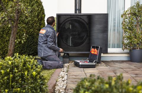 Ein Servicetechniker installiert eine Wärmepumpe bei einem Kunden und setzt damit Lösungen der evm Service GmbH um.