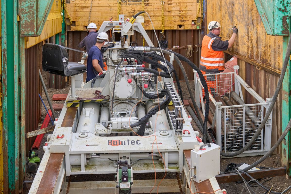 Reparatur einer Gasleitung der enm von drei Bauarbeitern