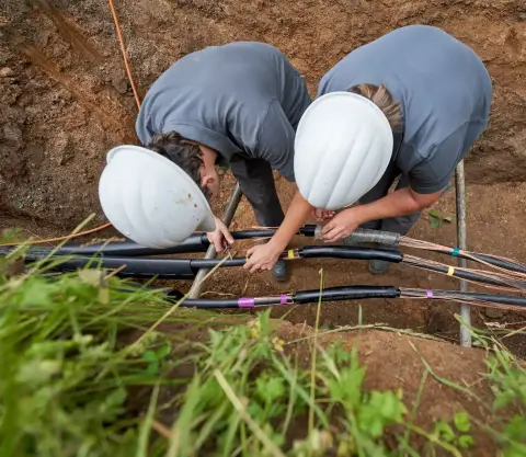 Die evm arbeitet an den Leitungen in der Region Zwei Männer im Graben arbeiten an den Leitungen