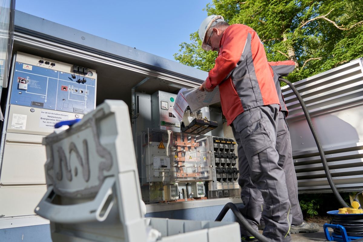 210613SDI1083 Mitarbeiter der enm macht Wartungsarbeiten am Stromnetz