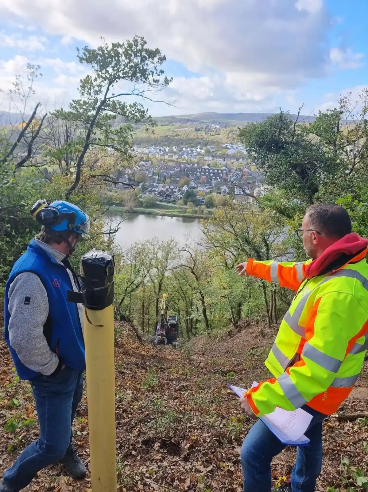 Mit einem Schreitbagger waren die Fachkräfte in den Weinbergen unterwegs, um eine Gasleitung freizulegen. Mit dem Bagger im Weinberg