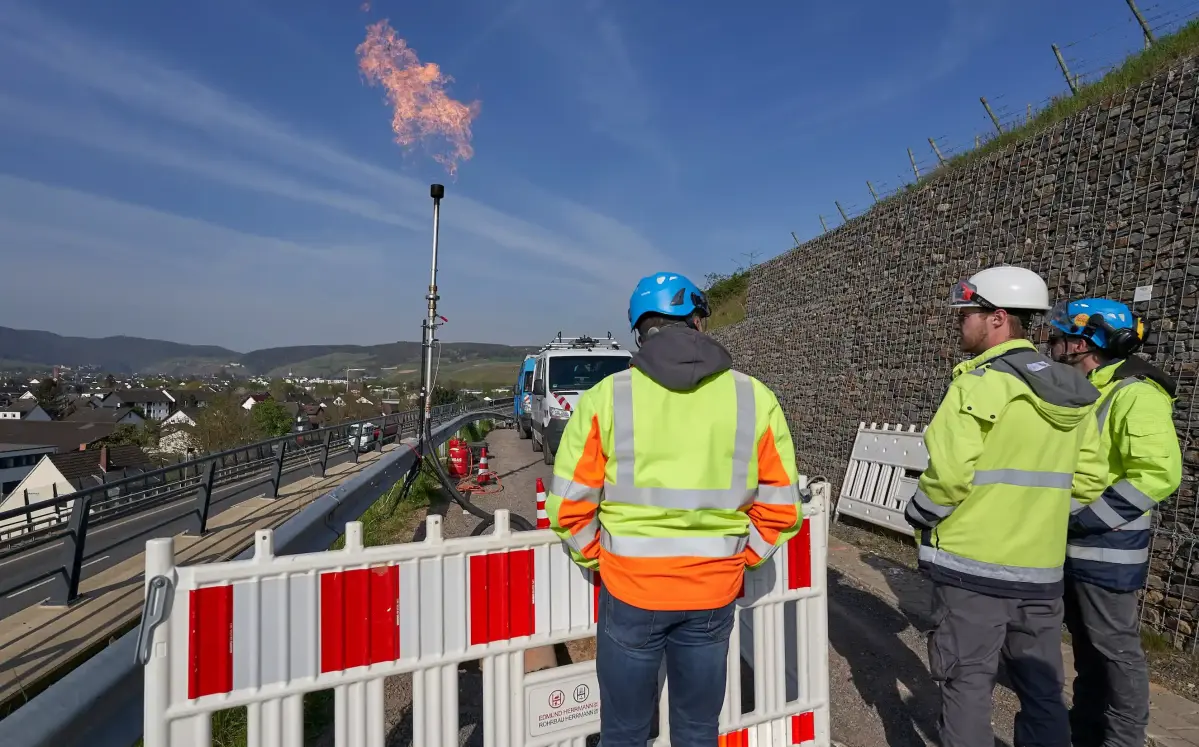 Durch eine Erdgasfackel wird kontrolliert Erdgas verbrannt