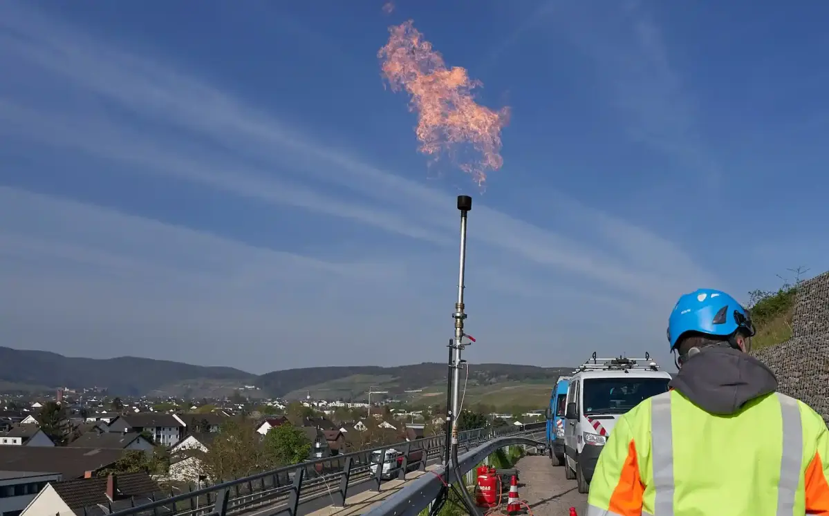 Durch eine Erdgasfackel wird kontrolliert Erdgas verbrannt