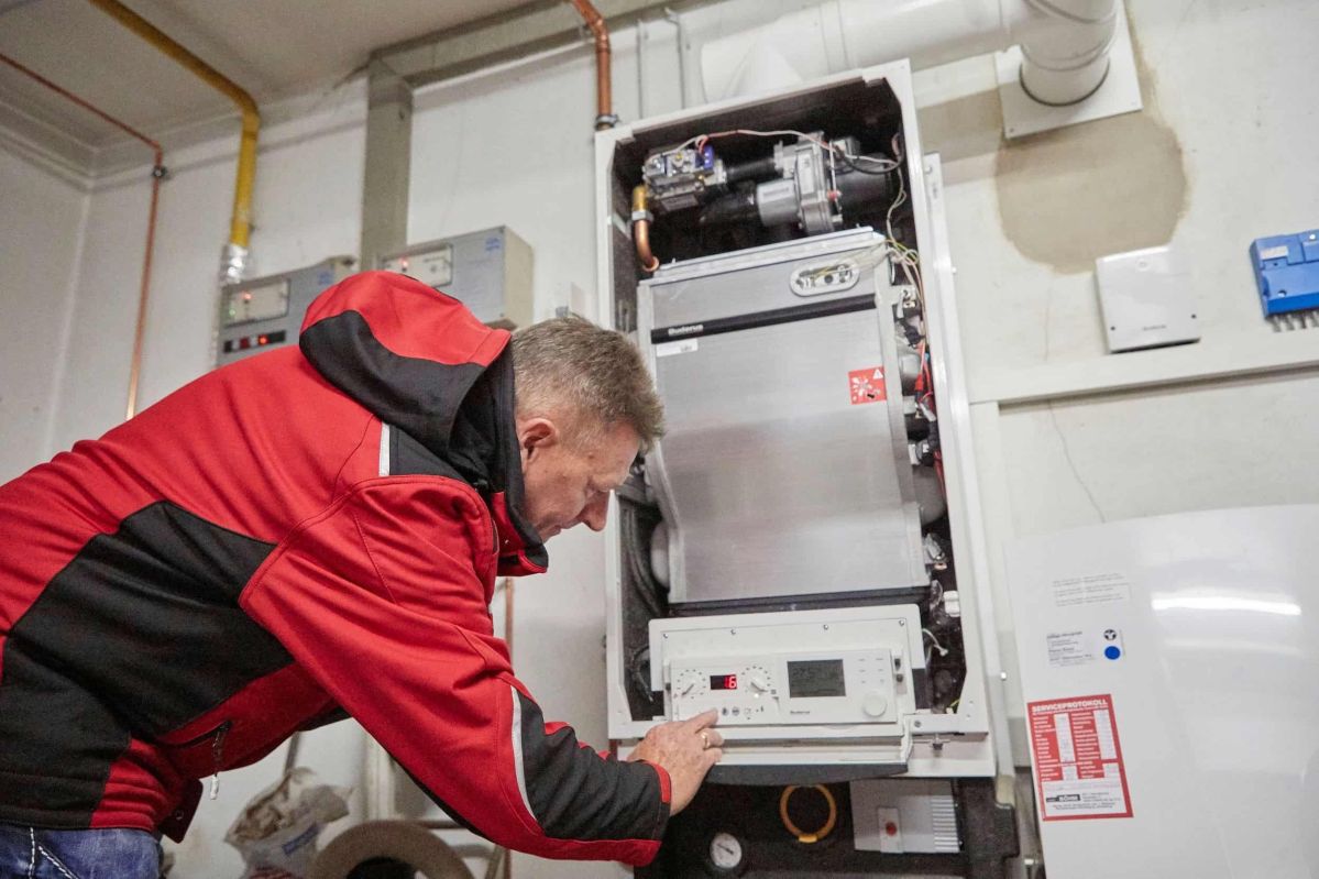 Start der Erhebungsphase H-Gas Mann erfasst Erdgasgerät im Keller