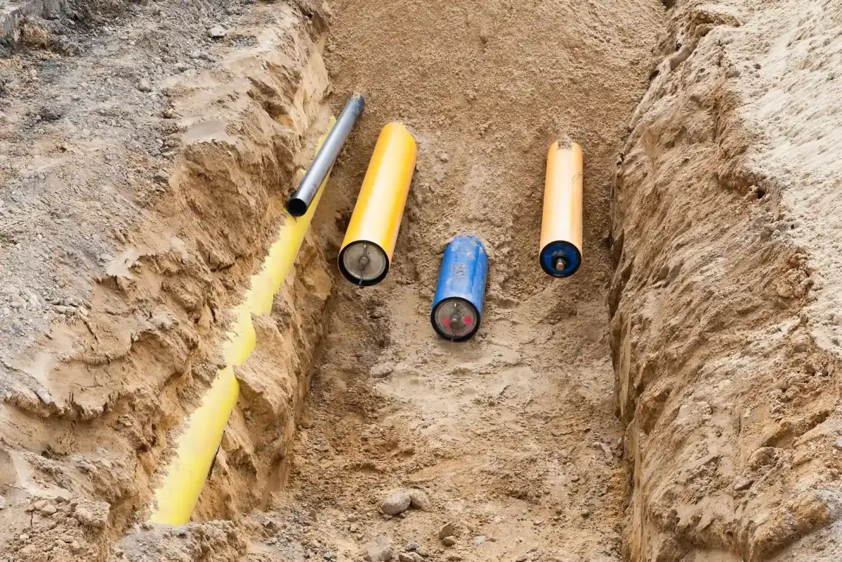 Neue Gasrohre und Wasserrohre werden verlegt Graben mit neuen Gasrohren und Wasserrohren