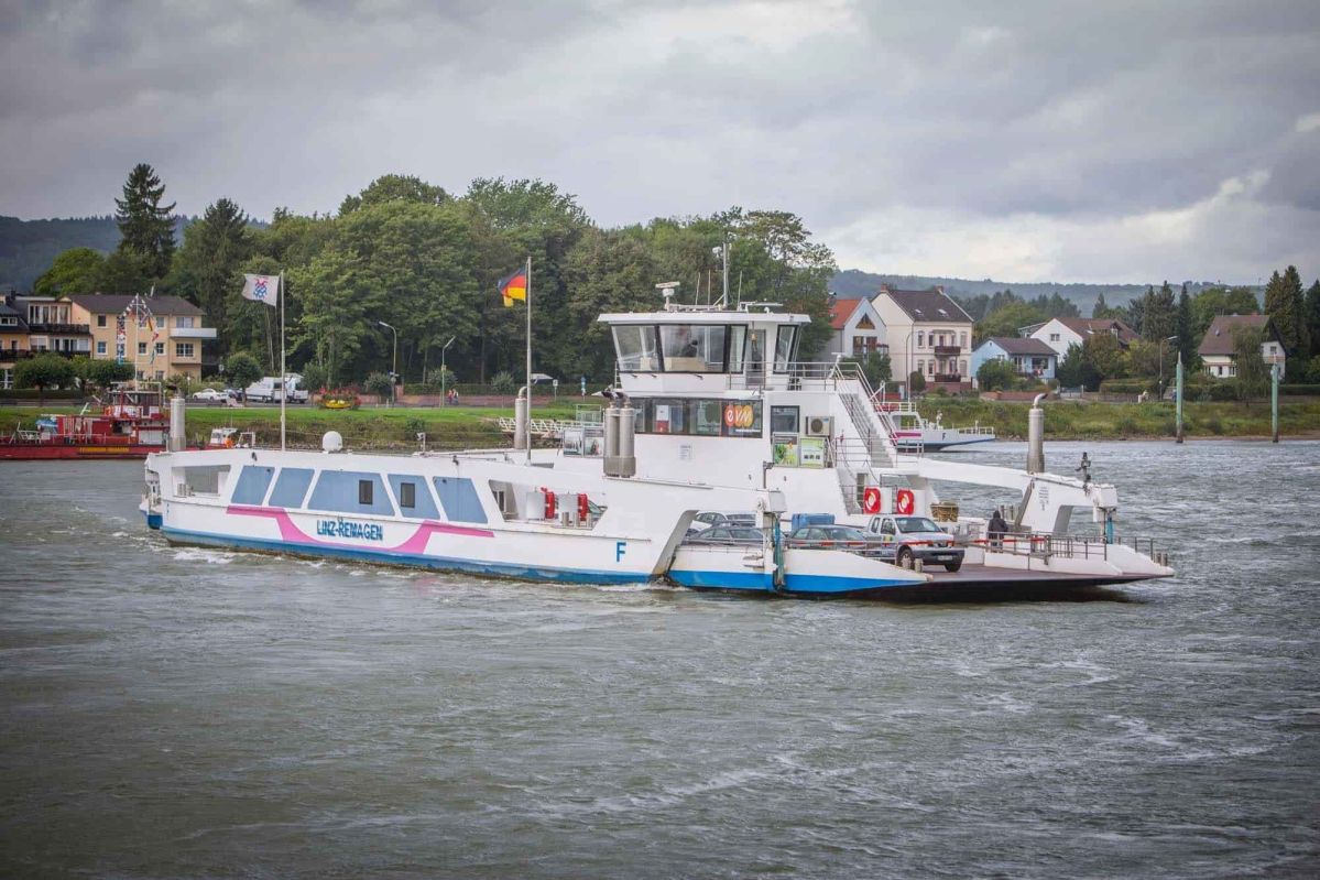 Fähre Rhein Linz Remagen Fähre Rhein Linz Remagen auf dem Wasser