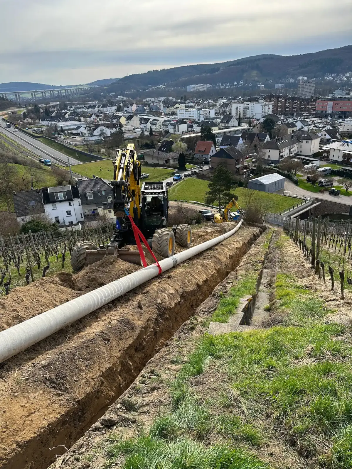 Neue Erdgashochdruckleitung im Ahrtal Bagger verlegt Erdgashochdruckleitung im Berg im Ahrtal