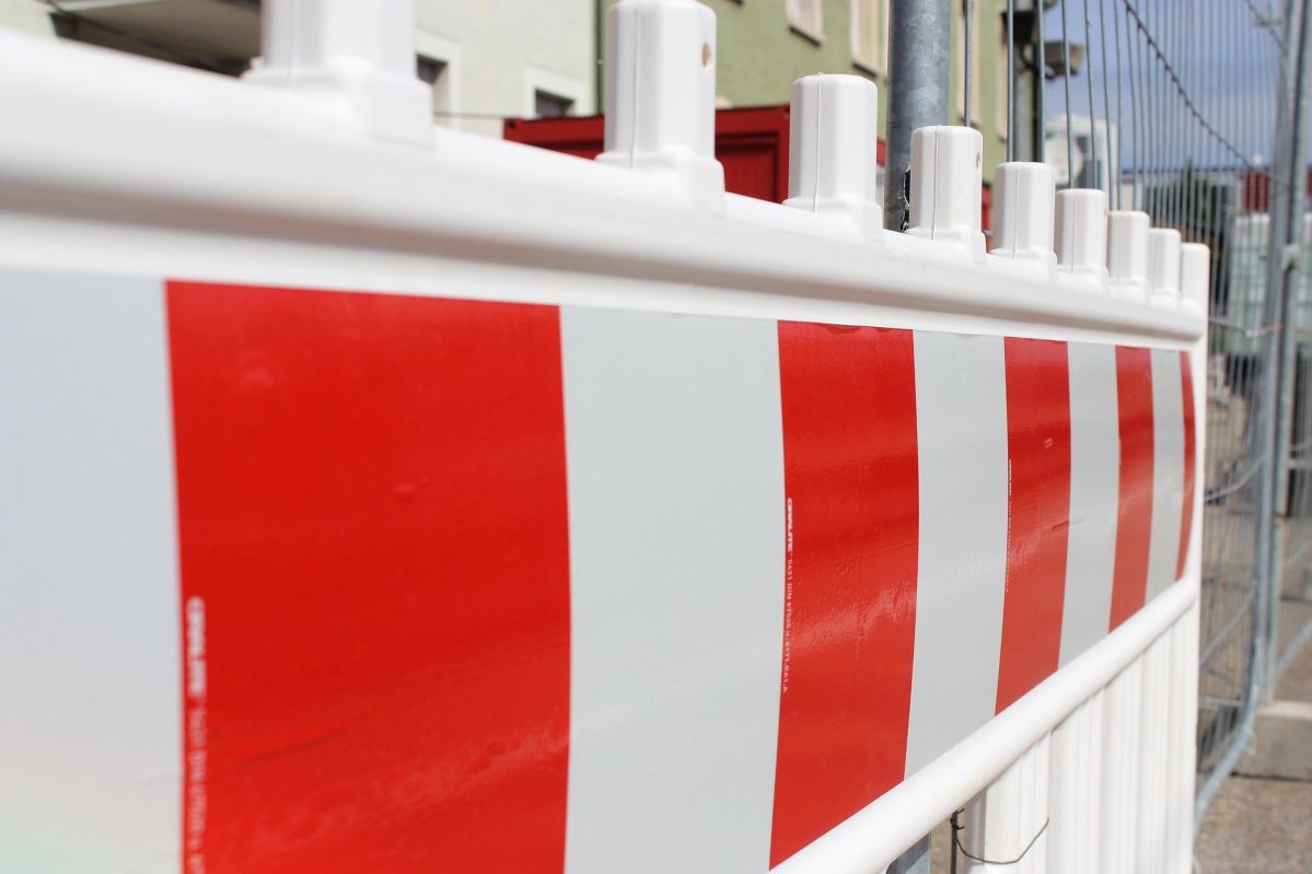 Straßensperre Eine rot-weiße Straßensperre, sehr nah fotografiert.