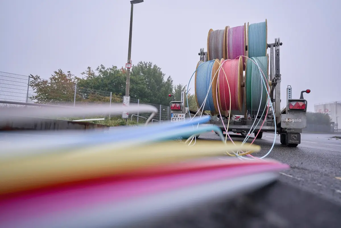 Glasfaserkabel werden unterm dem Rhein verlegt Glasfaserkabel werden unterm dem Rhein verlegt