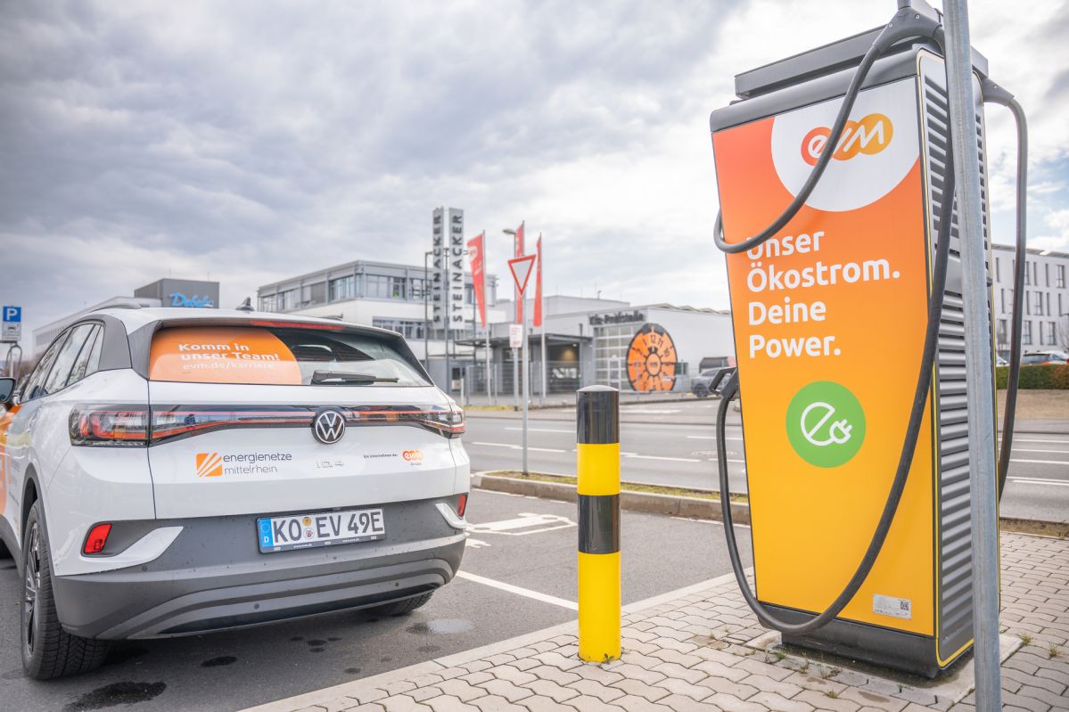 Ladesäulen evm Auto lädt an evm Ladesäule