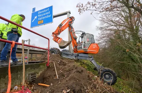 Schreitbagger gräbt Hang bei Bendorf Schreitbagger gräbt Hang bei Bendorf