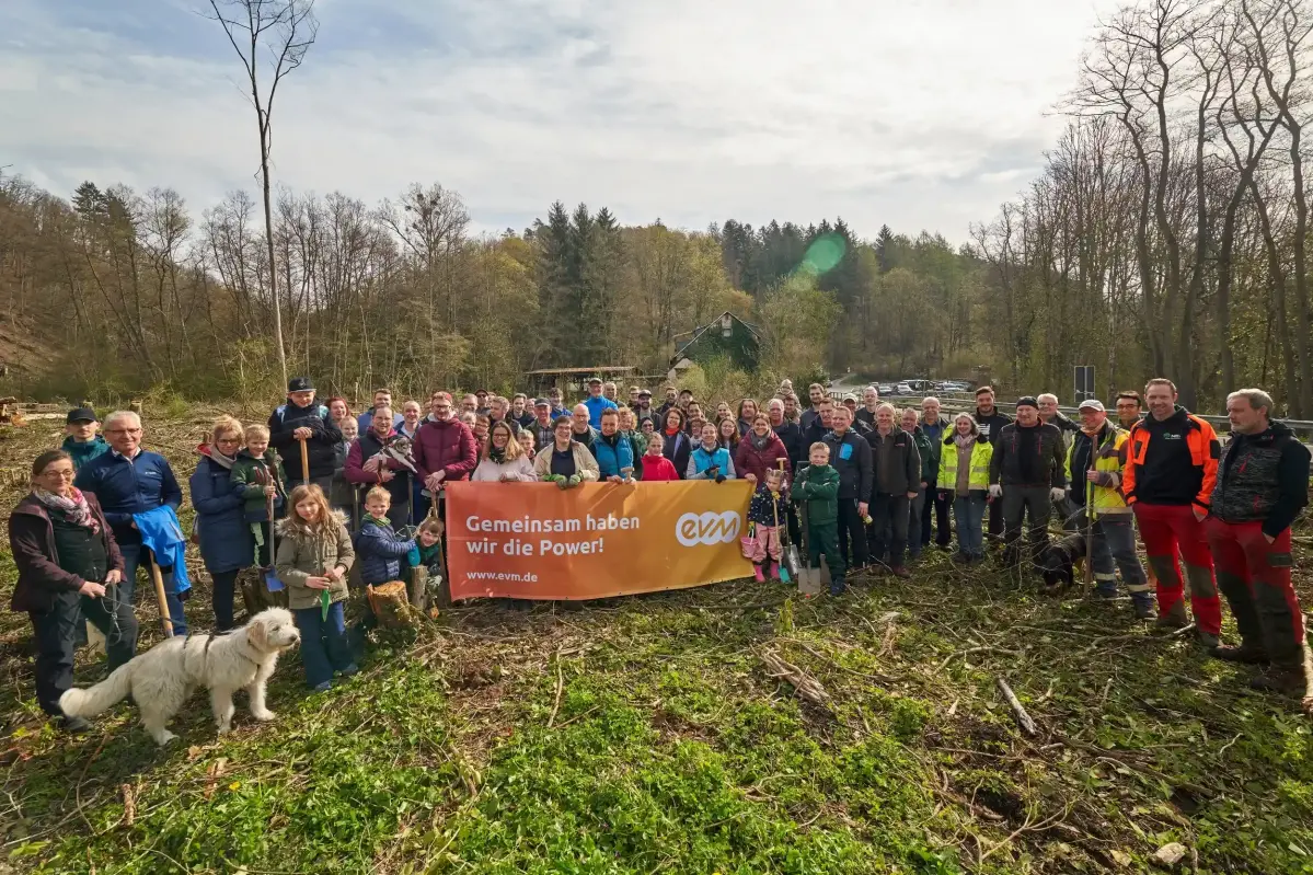 evm Baumpflanzaktion Gruppenfoto der evm Baumpflanzaktion
