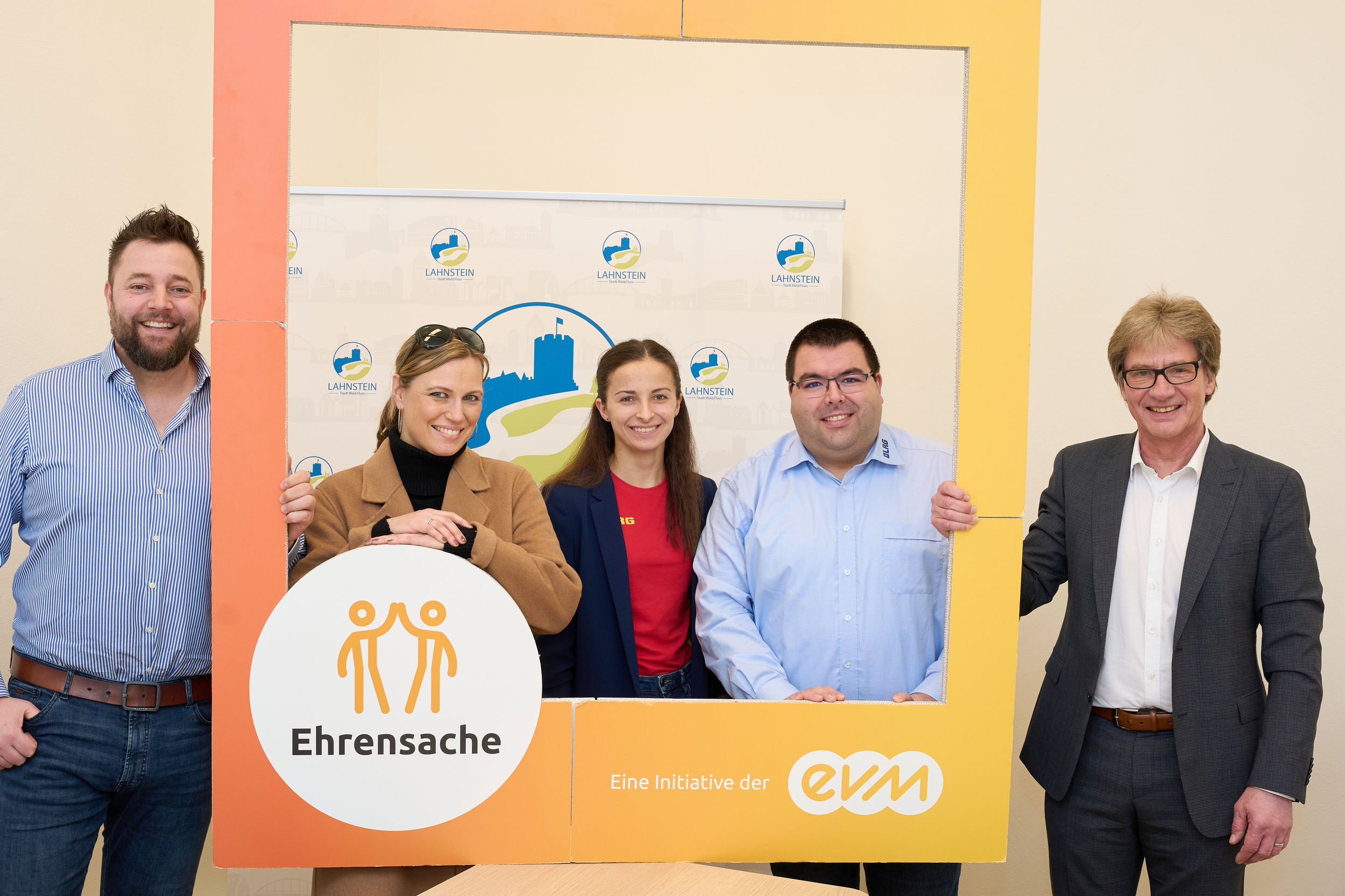 evm übergibt den Spendenbetrag in Lahnstein