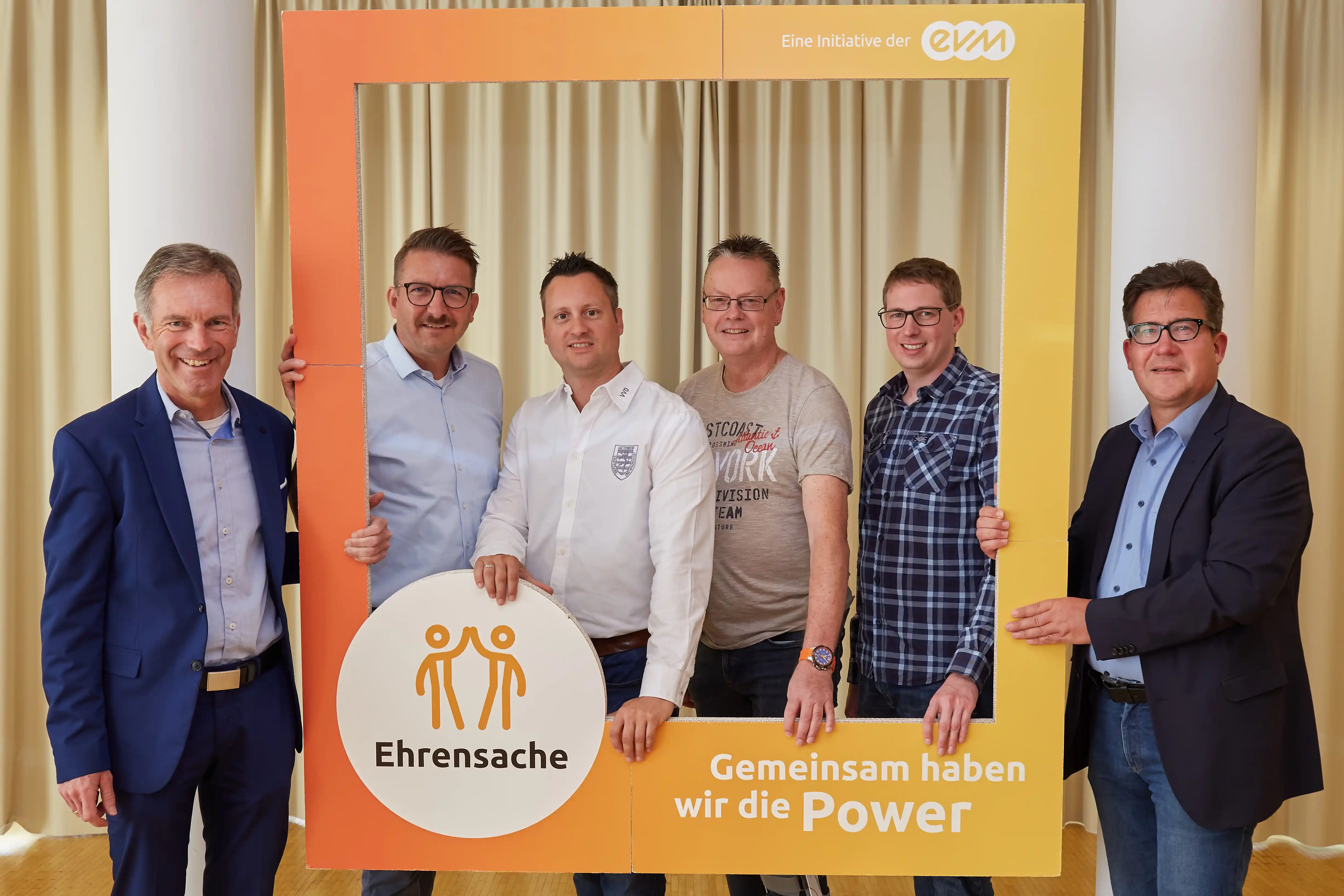 Norbert Rausch (evm) übergibt die Spende zusammen mit dem Bürgermeister Frank Becker an die Vertreter:innen der Vereine