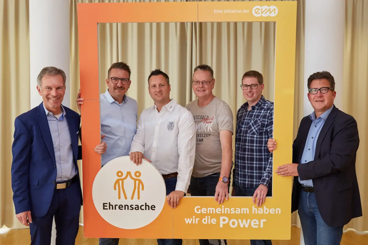 evm Ehrensache Linz Norbert Rausch (evm) übergibt die Spende zusammen mit dem Bürgermeister Frank Becker an die Vertreter:innen der Vereine