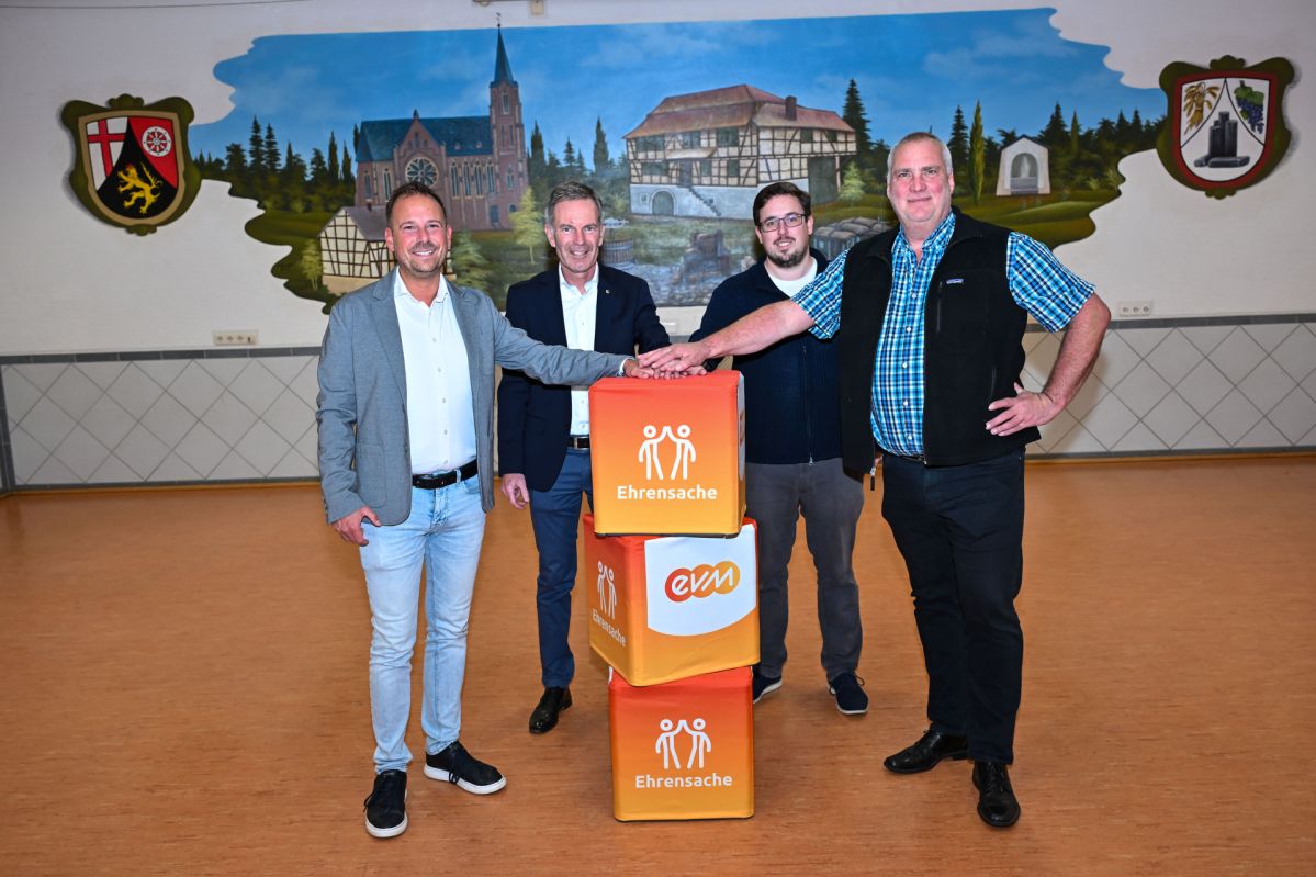 Foto Seydel 203006 Übergabe Spende evm in Remagen